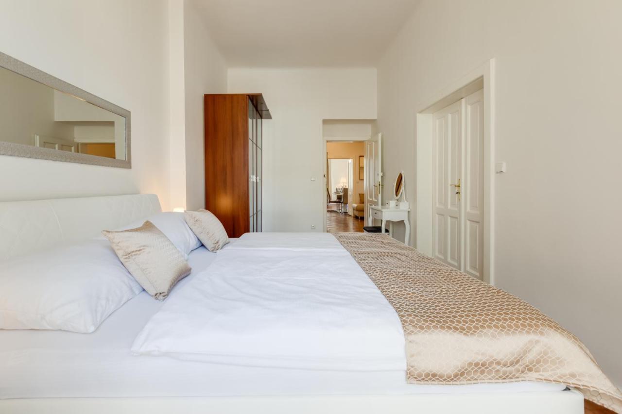 Luxury Riverside Apartments In The Center Of 프라하 외부 사진