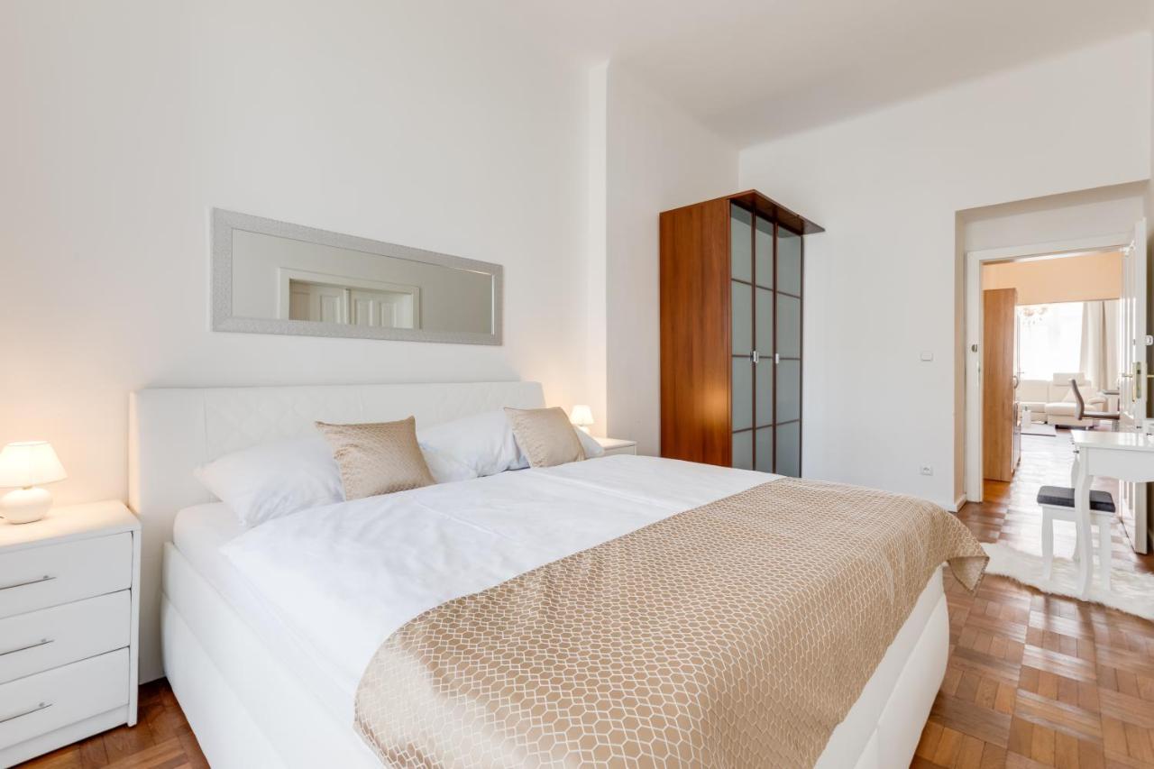 Luxury Riverside Apartments In The Center Of 프라하 외부 사진